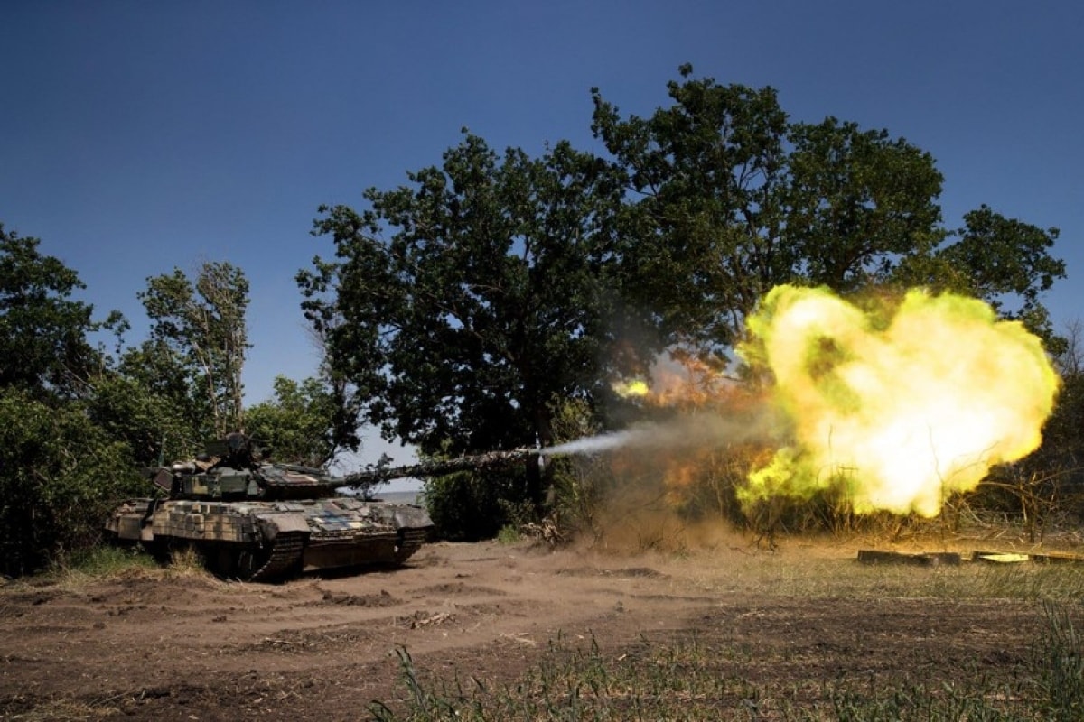 Xe tăng Ukraine nã pháo ở vùng Donbass. Ảnh: New York Times.