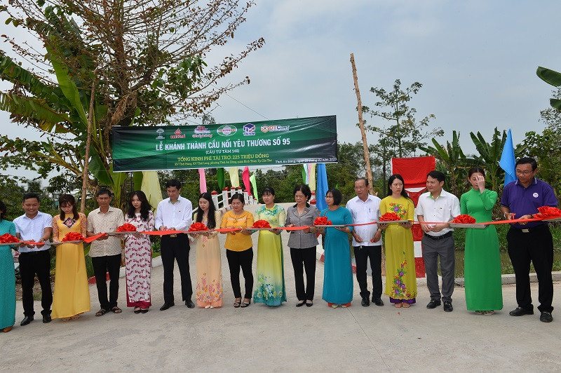 Cắt băng khánh thành CNYT số 95