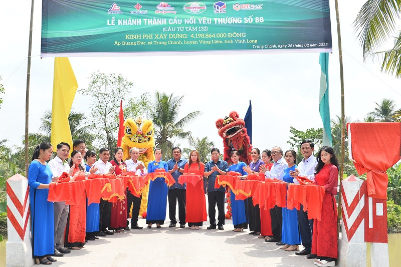 Lãnh đạo Công ty CP Nhựa Thiếu niên Tiền Phong và các quan chức cắt băng khánh thành Cầu nối yêu thương số 88