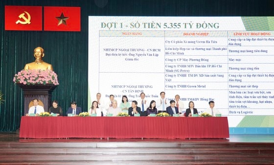 Tại Hội nghị Kết nối ngân hàng - doanh nghiệp 2023, 16 ngân hàng thương mại tại TPHCM đã ký cam kết cho 64 doanh nghiệp vay 11.000 tỷ đồng với lãi suất cho vay ngắn hạn 7%/năm và trung, dài hạn 10%/năm.