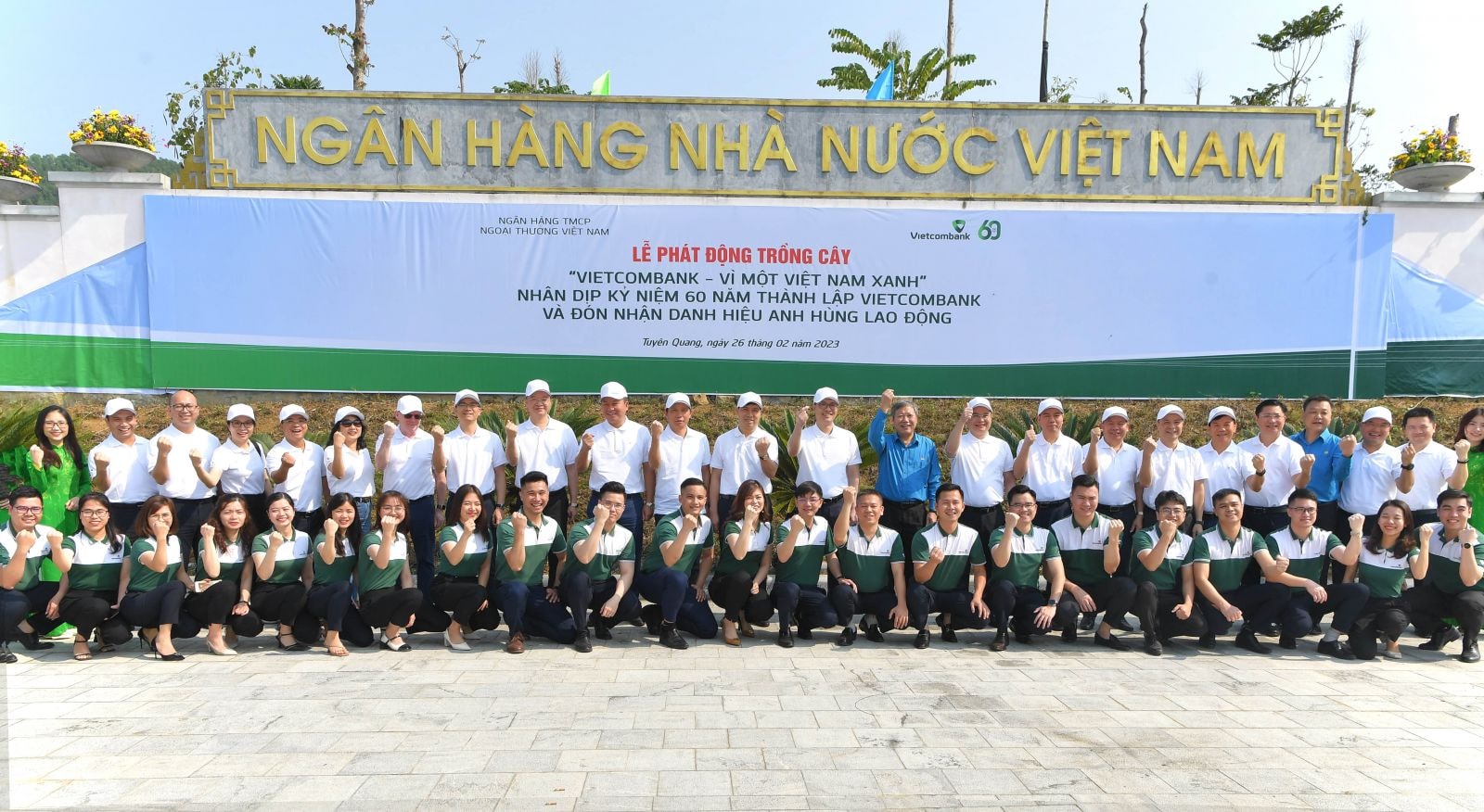 Ban lãnh đạo Vietcombank cùng các đại biểu và cán bộ chi nhánh Tuyên Quang chụp ảnh lưu niệm tại Khu di tích lịch sử ngành Ngân hàng Việt Nam