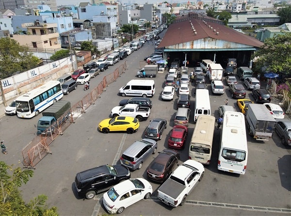 Trung tâm đăng kiểm đông nghịt xe ôtô xếp hàng những ngày gần đây. Ảnh: Anh Tú 