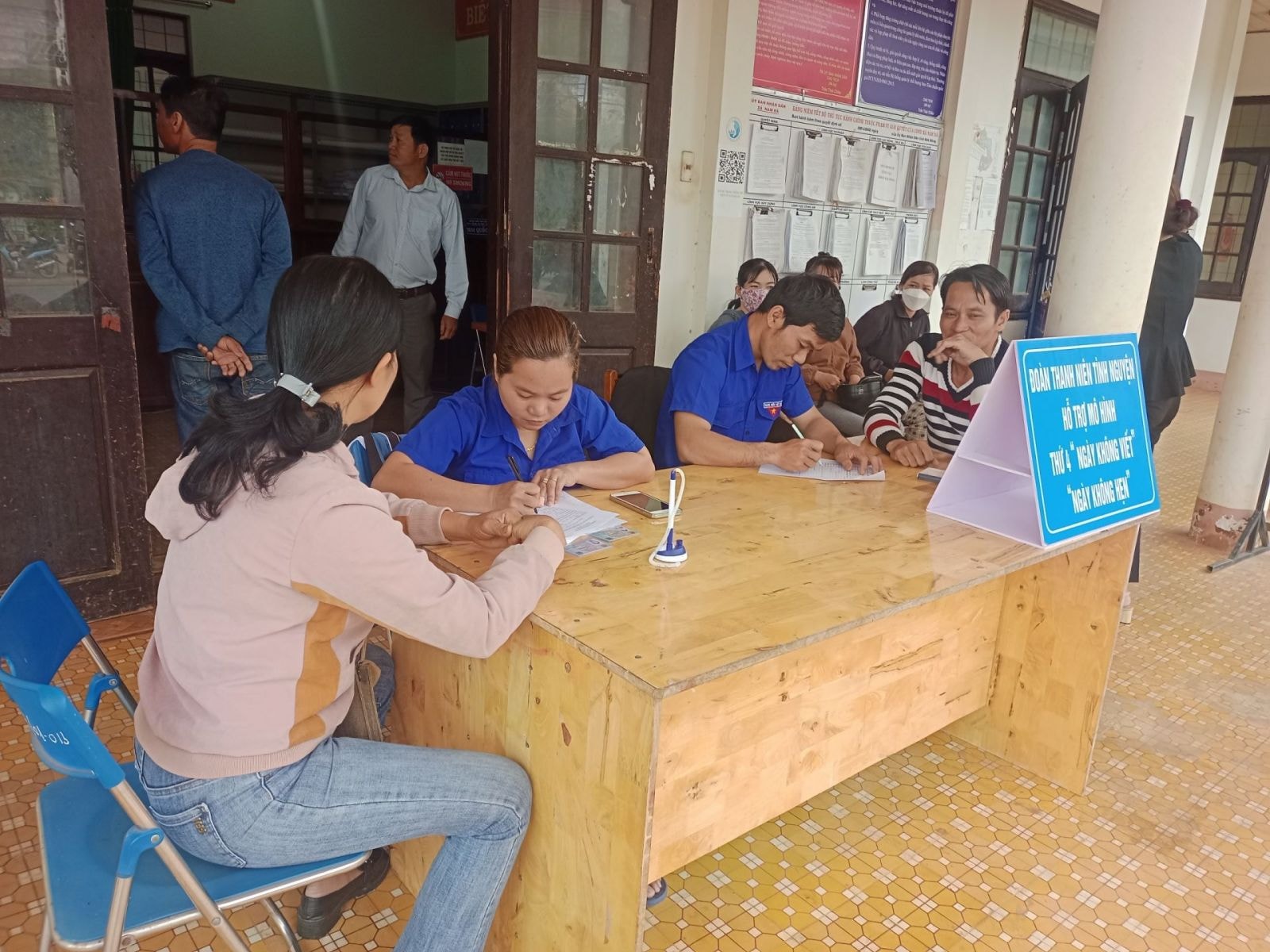 Đoàn viên thanh niên xã Nam Đà (Krông Nô) hỗ trợ người dân khi đến giải quyết TTHC trong “Ngày không viết”, “Ngày không hẹn”