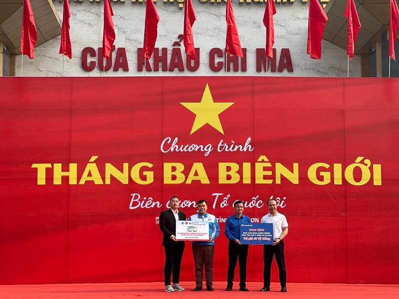 Ông Nguyễn Thế Huy - Giám đốc Sacombank CN Lạng Sơn (bìa phải) đại diện trao biểu trưng 1 tỷ đồng ủng hộ xây dựng nhà văn hóa cho cộng đồng người dân tộc thiểu số Bố Y, tỉnh Hà Giang