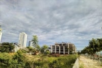 Doanh nghiệp địa ốc lừng khừng “chân trong, chân ngoài”