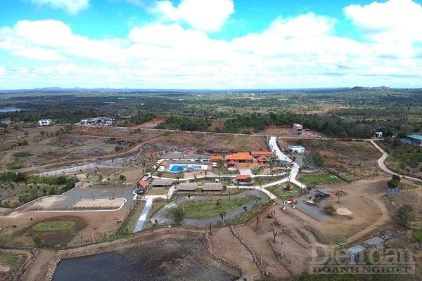 Cả một diện tích rộng lớn được xây dựng trên đất nông nghiệp nhưng không bị xử lý ngay từ đầu, trách nhiệm của chính quyền xã có bị buông lỏng.