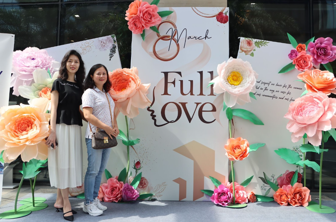 Cư dân chụp hình cùng Photo Booth chào mừng ngày Quốc tế Phụ nữ