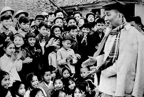 Bác Hồ với nhân dân.
