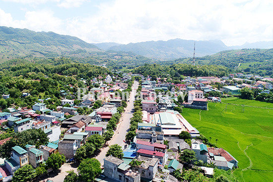 Nhờ đẩy mạnh xây dựng kết cấu hạ tầng mà những năm gần đây diện mạo huyện Yên Châu trở nên khang trang hơn