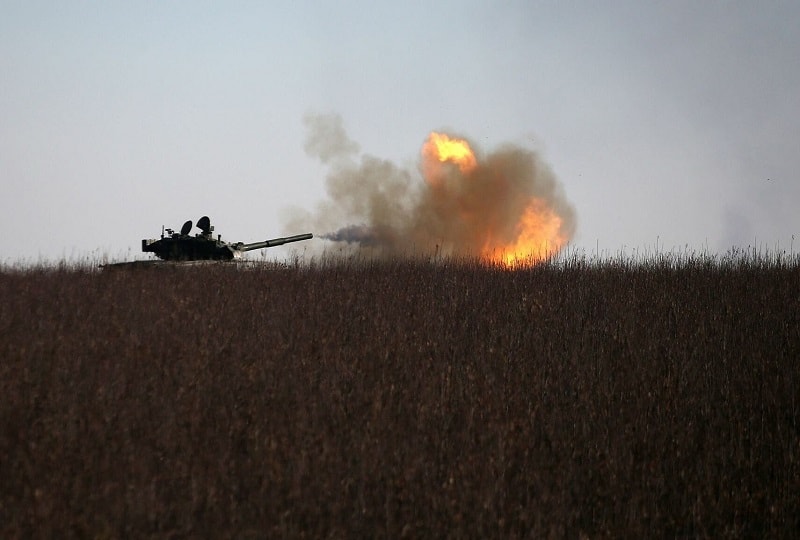 Xe tăng của lực lượng Ukraine khai hỏa vào vị trí quân Nga gần Bakhmut, miền đông Ukraine. Ảnh: AFP.