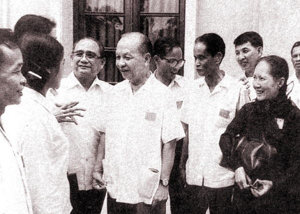 Ông Trường Chinh với các đại biểu Quốc hội là văn nghệ sĩ.