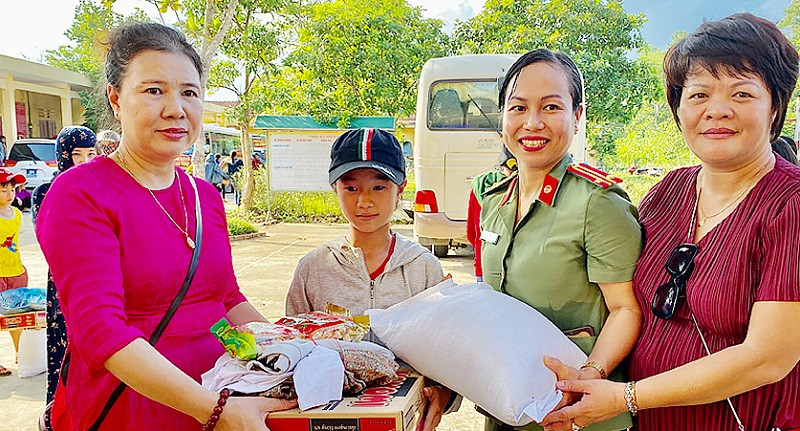 Chị Đỗ Thanh Hương (ngoài cùng bên trái) và các nhà hảo tâm với đồng bào vùng lũ xã Hương Đô, huyện Hương Khê - Hà Tĩnh (ảnh báo Nam Định)