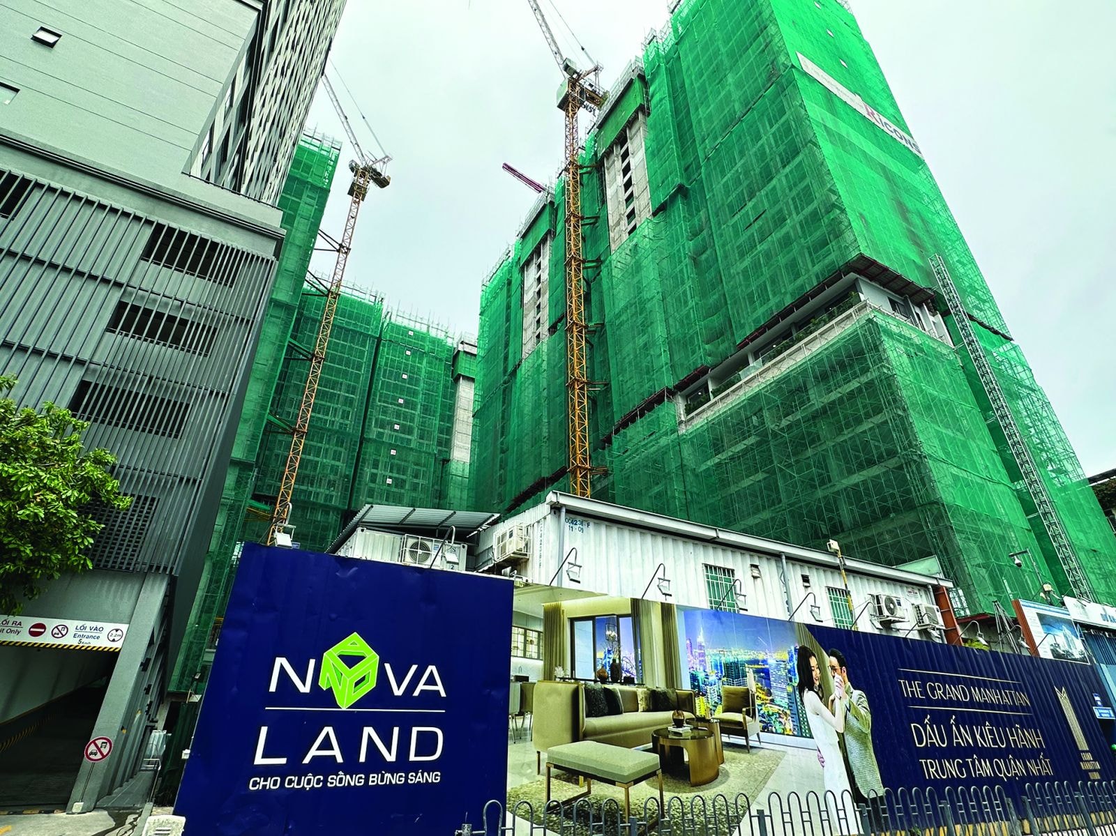  Dự án Grand Manhattan do Novaland phát triển đã thi công đến tầng 28 nhưng gặp vướng mắc liên quan đến nghĩa vụ tài chính về quyền sử dụng đất đang chờ được gỡ vướng (Ảnh: Lưu Vân)