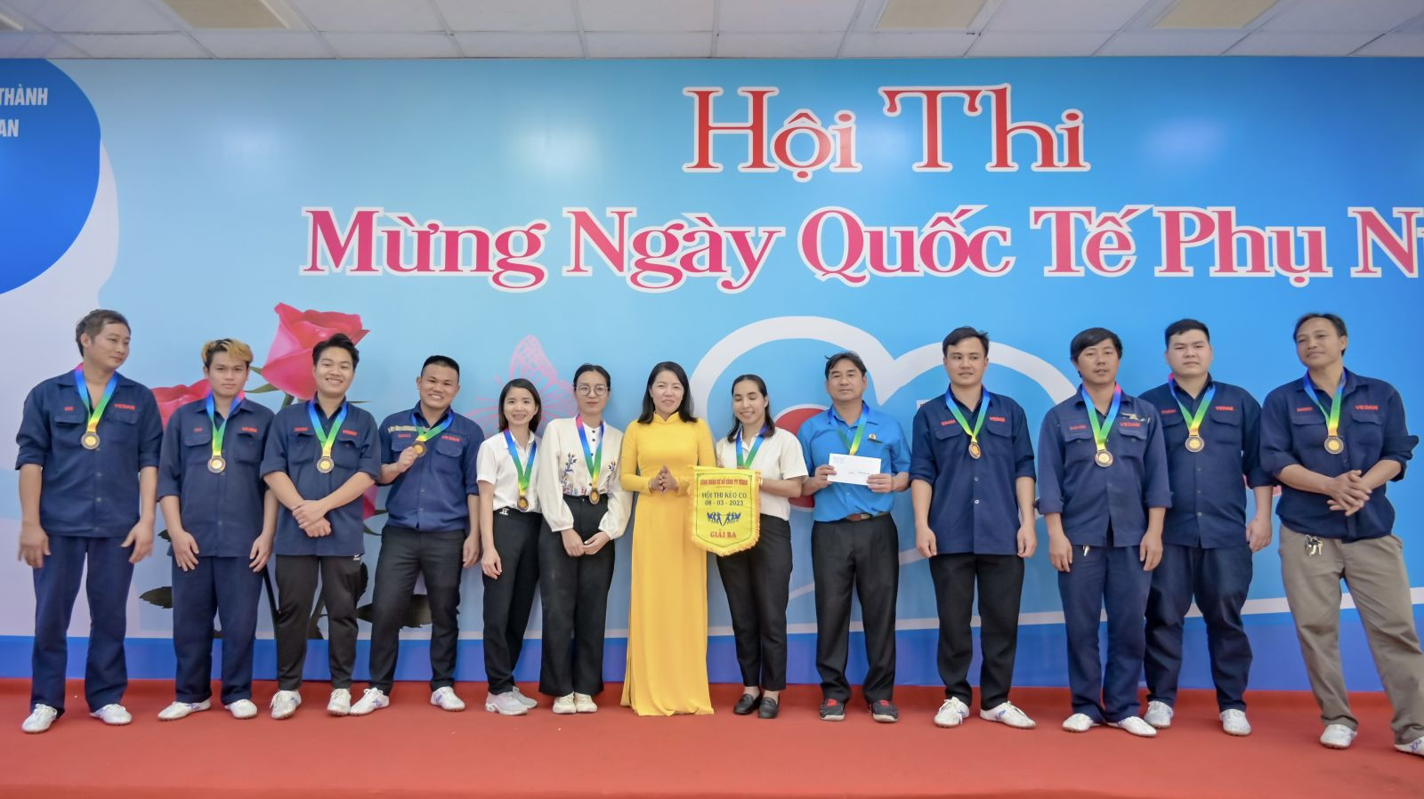 Bà Lê Thị Thanh Nguyệt - Uỷ viên Ban chấp hành, Chủ tịch Liên đoàn Lao động huyện Long Thành (áo dài vàng) trao giải cho đội đạt giải Ba hội thi kéo co