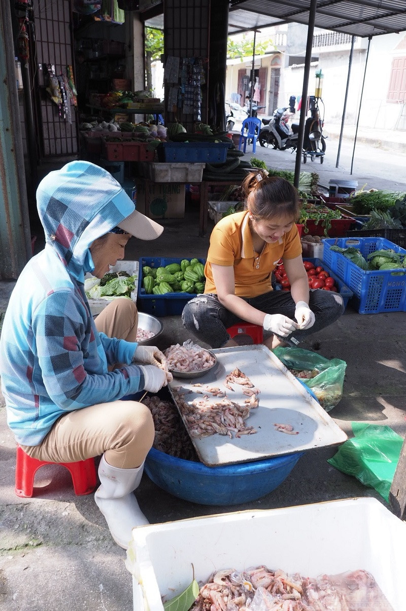 Sau đó, bạn có thể lang thang quanh đảo, tìm hiểu những điều mới lạ, thú vị khác hoặc bạn cũng có thể tạm dừng chân ở nhà người dân trò chuyện cùng họ và sẻ chia những câu chuyện vui buồn trên đảo hay cùng chơi với những em nhỏ, thưởng thức những món hải sản như: Tôm sú biển; Sò điệp; mực, đặc biệt không thể thiếu món nổi tiếng như “Bào ngư”.