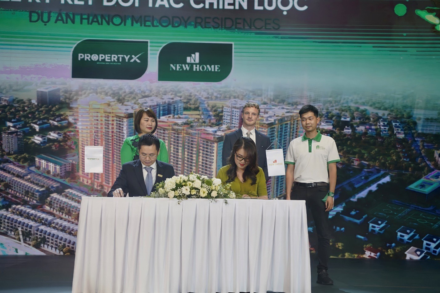 CEO Diễm Tuyết ký kết hợp tác là Đơn vị phân phối chính thức F1 dự án HaNoi Melody Residences.