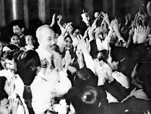 Các đại biểu dự Đại hội Văn nghệ toàn quốc lần thứ 3 nồng nhiệt đón chào Chủ tịch Hồ Chí Minh đến dự Đại hội (26.11.1962).