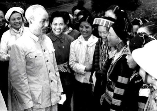  Chủ tịch Hồ Chí Minh với đồng bào dân tộc thiểu số.