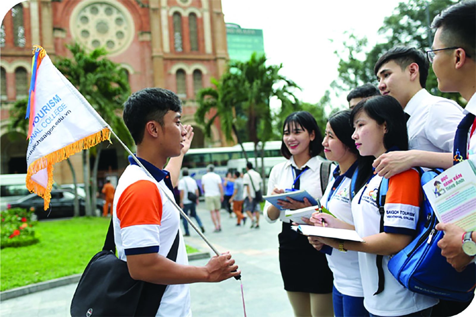  Sinh viên ngành hướng dẫn du lịch (Trường Cao đẳng nghề du lịch Sài Gòn) trong giờ thực tập. Ảnh: Cao Đẳng