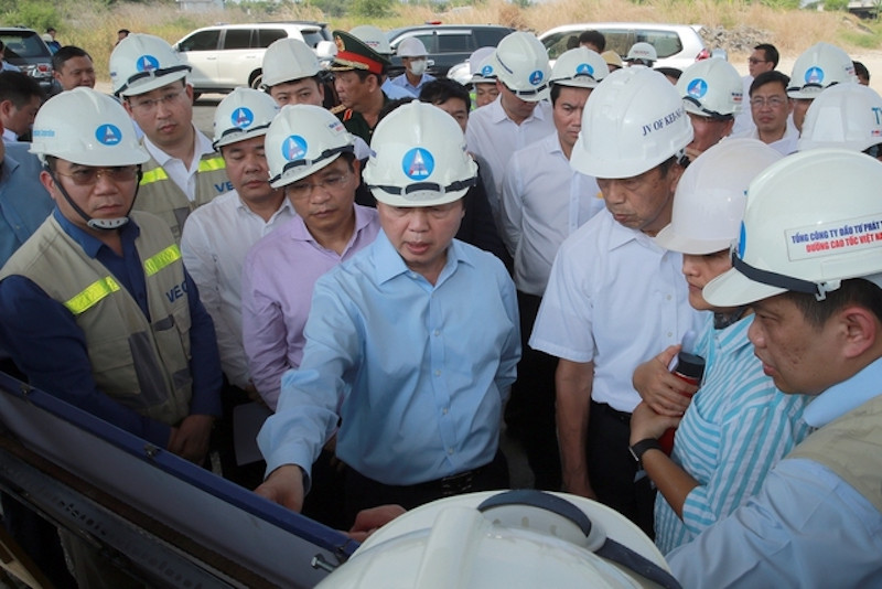 bù lại thời gian chậm 3 năm, 9 tháng. Các bộ, ngành phải khẩn trương hoàn thành các nhiệm vụ được giao 