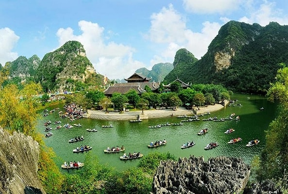 Du khách tham quan Di sản Văn hóa và Thiên nhiên thế giới Tràng An.