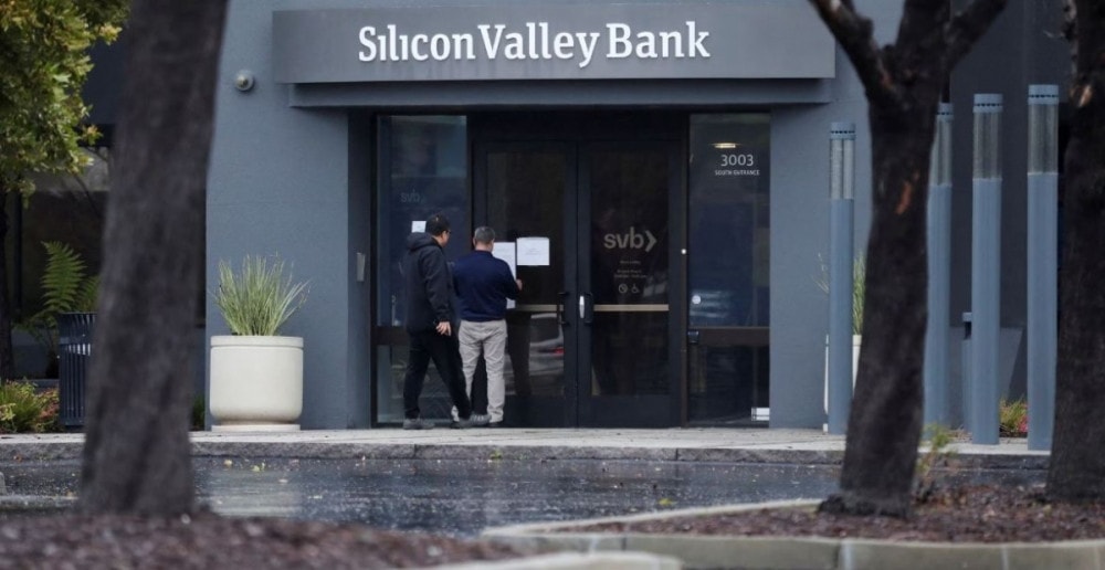 Sáng 10/3 (theo giờ Mỹ), Silicon Valley Bank (SVB) đã dừng hoạt động. Sự kiện SVB đã đánh dấu vụ phá sản lớn thứ hai của một tổ chức tài chính trong lịch sử Mỹ, kể từ năm 2008