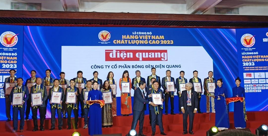 Điện Quang tiếp tục là đơn vị dẫn đầu ngành chiếu sáng, điện, gia dụng được người tiêu dùng yêu thích bình chọn. Đây là năm thứ 27 liên tiếp Điện Quang nhận được danh hiệu cao quý này.