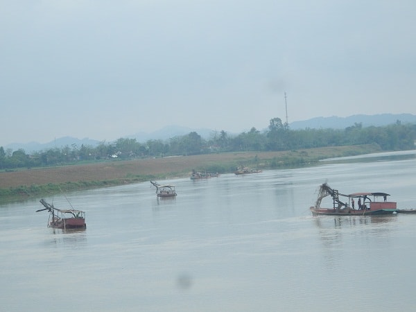 Tình trạng các tàu hút cát thi nhau “đại náo” trên dòng sông Lam đoạn chảy qua các huyện Anh Sơn, Đô Lương, Thanh Chương, Nam Đàn, Hưng Nguyên diễn ra thời gian qua đang trở thành mối lo ngại về hệ luỵ tài nguyên và môi trường nếu không được kiểm soát, chấn chỉnh kịp thời