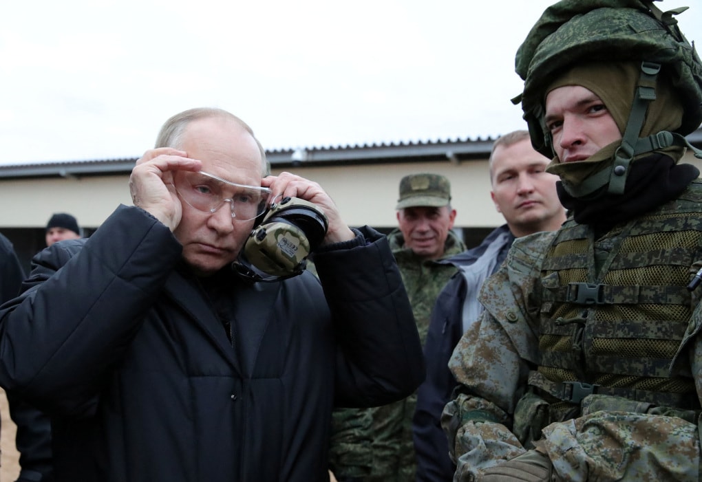 Tổng thống Putin đến thăm trung tâm huấn luyện ở Ryan (Ảnh: Reuters)