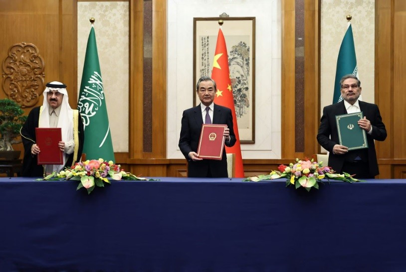 Cố vấn an ninh quốc gia Saudi Arabia Musaad bin Mohammed al-Aiban, Chủ nhiệm Văn phòng Ủy ban Công tác đối ngoại Trung ương Đảng Cộng sản Trung Quốc Vương Nghị và Thư ký Hội đồng An ninh quốc gia Tối cao Iran Ali Shamkhani tại cuộc họp tổ chức tại Bắc Kinh (Trung Quốc) ngày 6/3. (Nguồn: CNN)