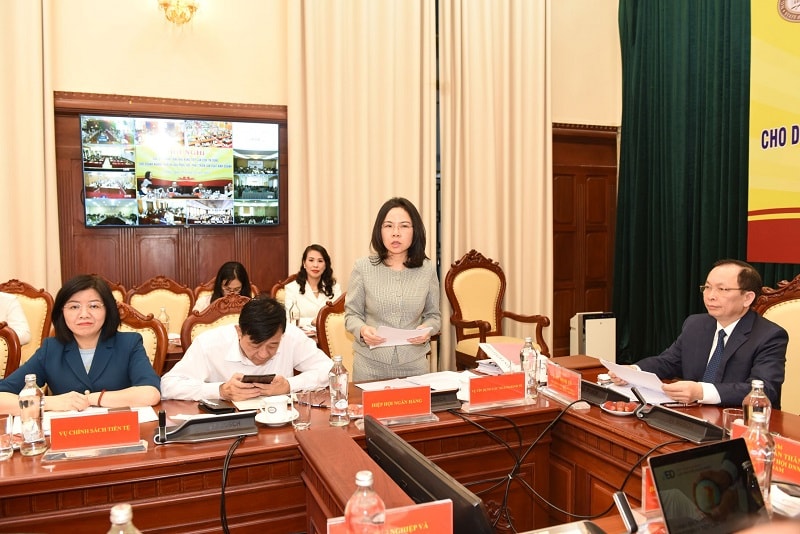 Bà Hà Thu Giang: Đến cuối năm 2022, dư nợ tín dụng đối với DNNVV tăng 8,28% so với cuối năm 2021, chiếm khoảng gần 19% tổng dư nợ tín dụng chung toàn nền kinh tế. (Từ 2017-2020 có xu hướng tăng (17,86% lên 19,78%), tuy nhiên từ 2021 đến nay có xu hướng giảm (từ 19,78% xuống còn 18,33% năm 2022)