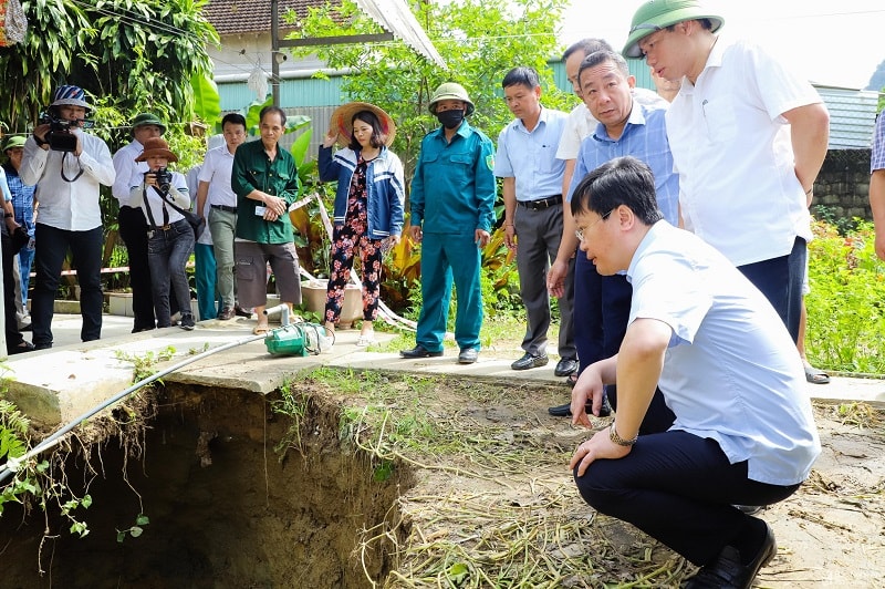 Dư luận cho rằng, ngoài trách nhiệm của doanh nghiệp trực tiếp tham gia khai thác quặng khiến hiện tượng sút lún xảy ra trên địa bàn xã Châu Hồng thì việc làm rõ vai trò, vị trí của từng cá nhân, tổ chức đã thẩm định, tham vấn phê duyệt vào hồ sơ cấp phép khai thác khoáng sản cho nhà điểm mỏ này cũng cần được làm rõ