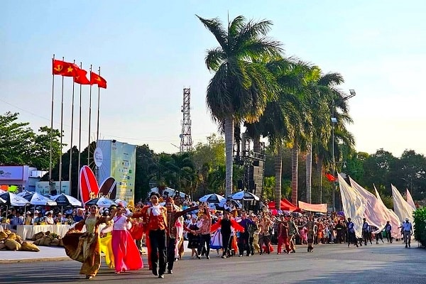 Một hoạt động văn hóa thu hút khách du lịch tham gia.