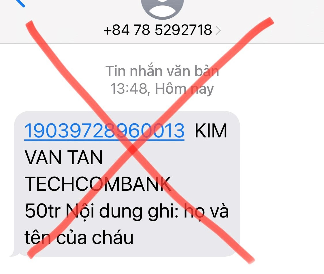 Tin nhắn số tài khoản mà đối tượng gửi cho phụ huynh đề nghị chuyển tiền. Ảnh: CTV