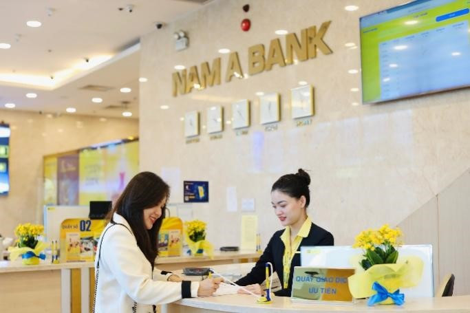 Khách hàng giao dịch tại Nam A Bank.