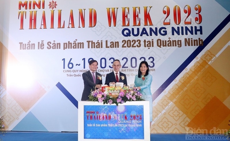 Các đại biểu nhấn nút khai mạc Tuần lễ sản phẩm Thái Lan 2023 tại Quảng Ninh