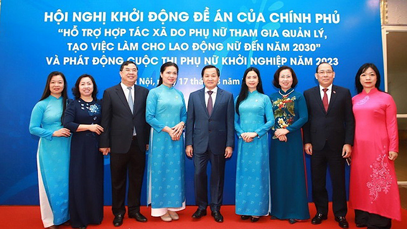 Phó Thủ tướng Lê Minh Khái, Bí thư Trung ương Đảng, Phó Thủ tướng Chính phủ; các đồng chí Ủy viên BCH Trung ương Đảng: Chủ tịch Hội LHPN Việt Nam Hà Thị Nga, Bí thư Tỉnh ủy Nam Định Phạm Gia Túc và các đại biểu dự khai mạc hội nghị