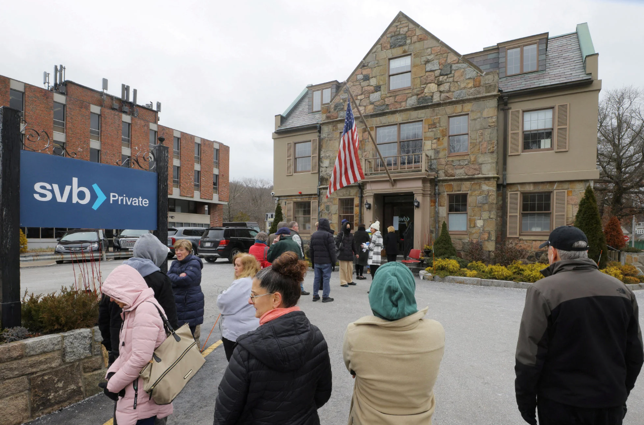 Khách hàng xếp hàng bên ngoài một chi nhánh của Ngân hàng Thung lũng Silicon ở Wellesley, Massachusetts, Mỹ, ngày 13/3. Ảnh: Reuters