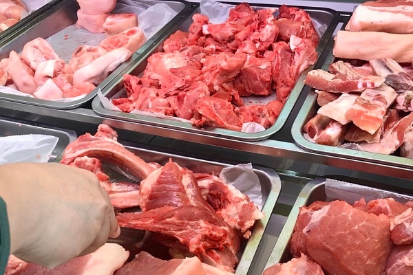 Tuy nhiên, ở kênh phân phối lớn như siêu thị, trung tâm thương mại, công ty lớn chuyên về giết mổ và phân phối thịt lợn, một mặt các doanh nghiệp này vừa chậm giảm giá, vừa khuyến mại giá thịt chỉ trong một thời gian ngắn. Ảnh minh hoạ: Internet