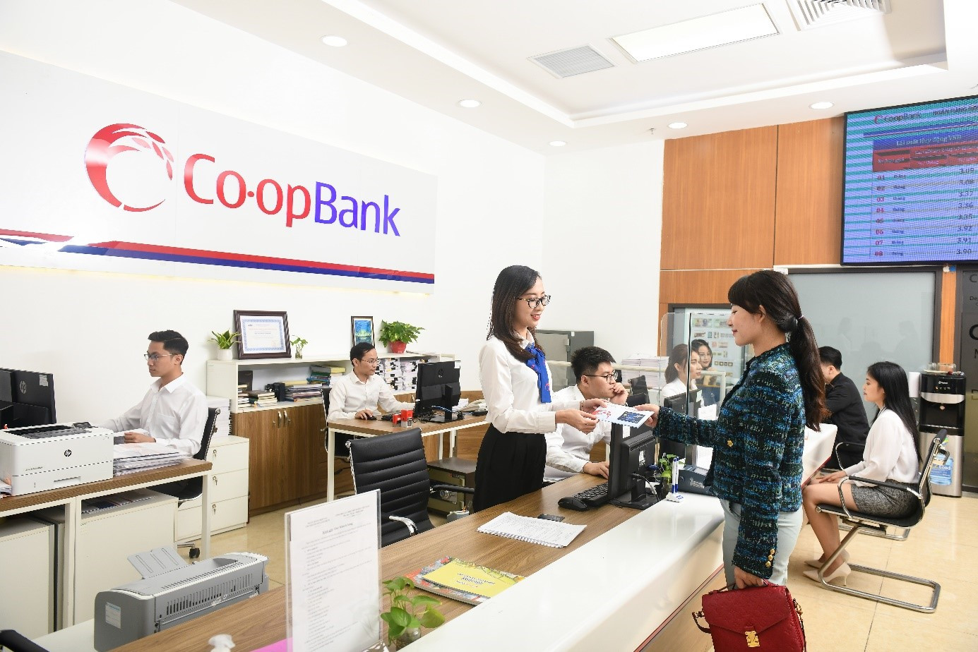 Khách hàng giao dịch tại Chi nhánh Co-opBank