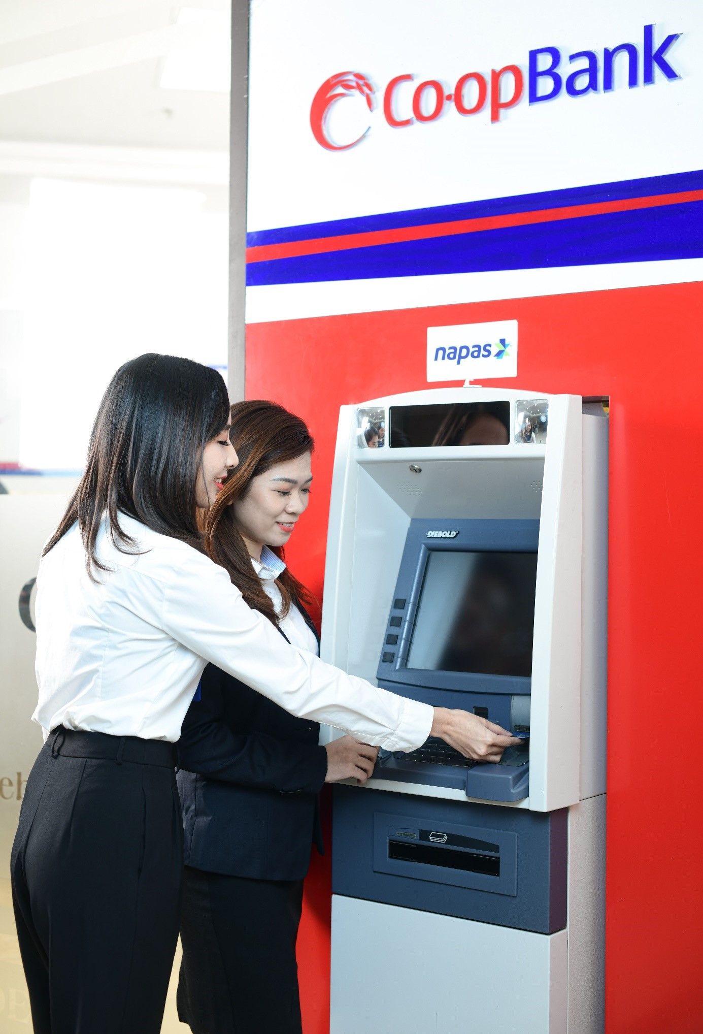 Co-opBank từng bước đưa các sản phẩm dịch vụ mới, tiện ích đến với các QTDND và khách hàng. (Ảnh minh họa)