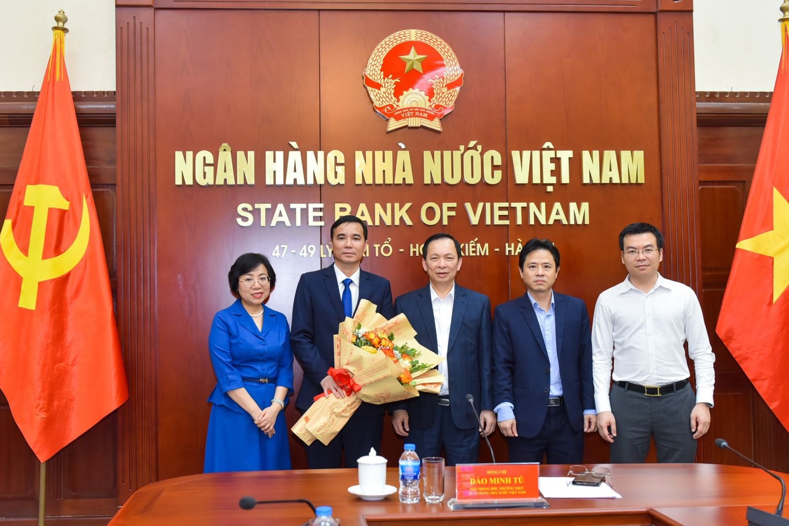 Ban Lãnh đạo Thời báo Ngân hàng chụp ảnh kỷ niệm cùng Phó Thống đốc Thường trực Đào Minh Tú và Phó Vụ trưởng Vụ Tổ chức Cán bộ Đặng Duy Cường.