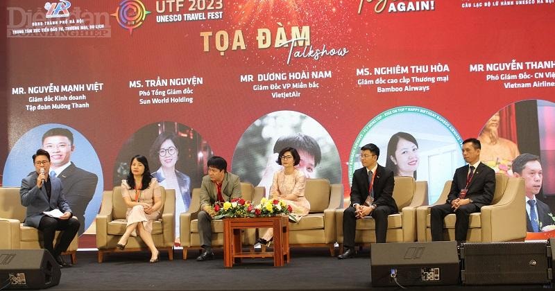 Các đại biểu tham gia chương trình talkshow bàn luận về các vấn đề liên quan đến sản phẩm du lịch