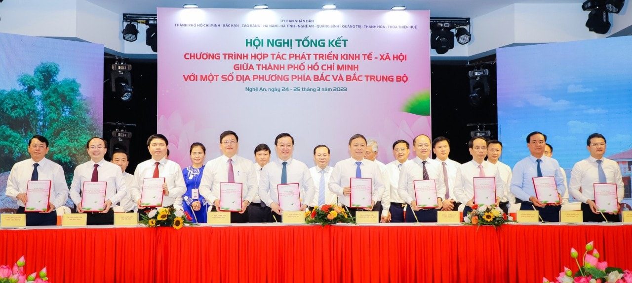 Lãnh đạo 9 tỉnh Bắc Trung Bộ, phía Bắc và TP.Hồ Chí Minh ký kết ký kết biên bản thoả thuận hợp tác phát triển kinh tế - xã hội