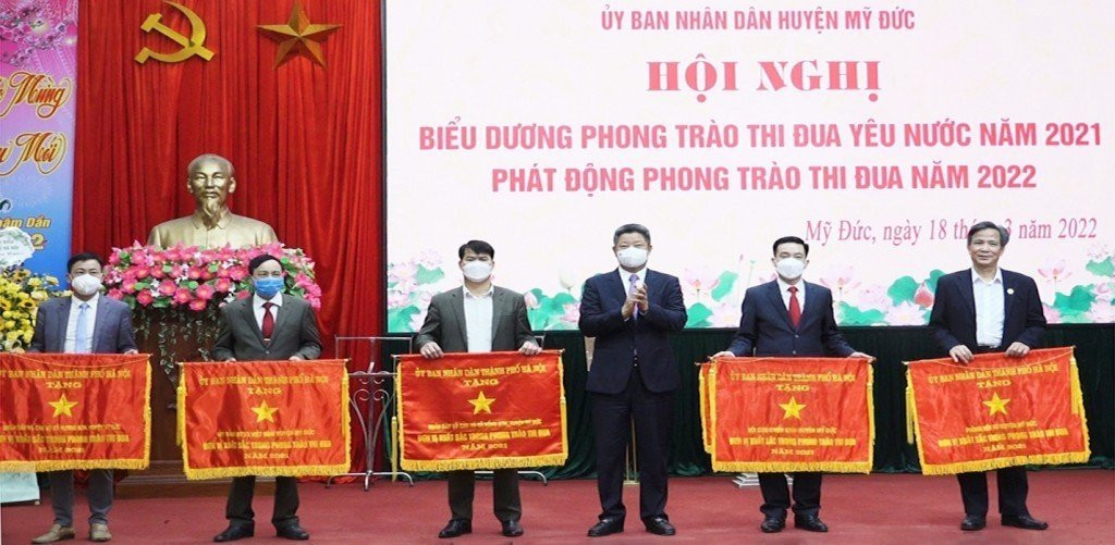 Phó Chủ tịch UBND TP Hà Nội Nguyễn Mạnh Quyền trao tặng cờ thi đua của UBND TP Hà Nội tới Nhân dân và cán bộ huyện Mỹ Đức ngày 18/3/2023