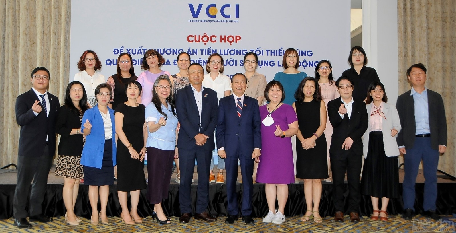 Đại diện các Hiệp hội, doanh nghiệp chụp hình lưu niệm với Phó chủ tịch VCCI Hoàng Quang Phòng.