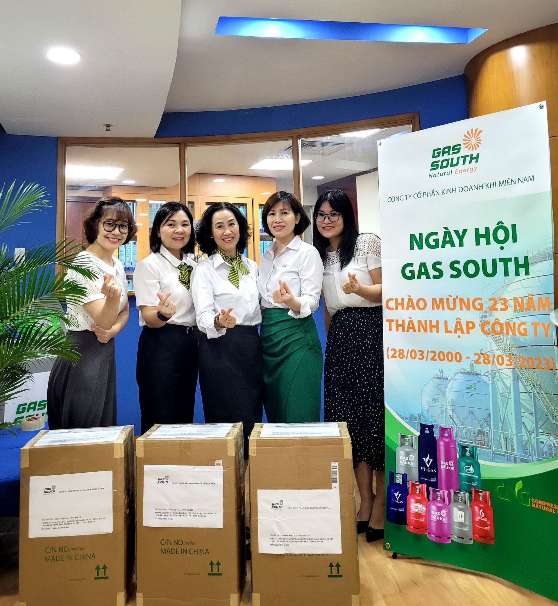 Chị em nhân viên Gas South thực hiện chương trình nhân ái nhân dịp kỷ niệm 23 năm thành lập Công ty