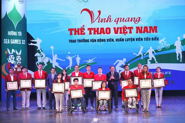 tôn vinh những vận động viên, huấn luyện viên, vận động viên khuyết tật và huấn luyện viên khuyết tật tiêu biểup/trong năm 2022