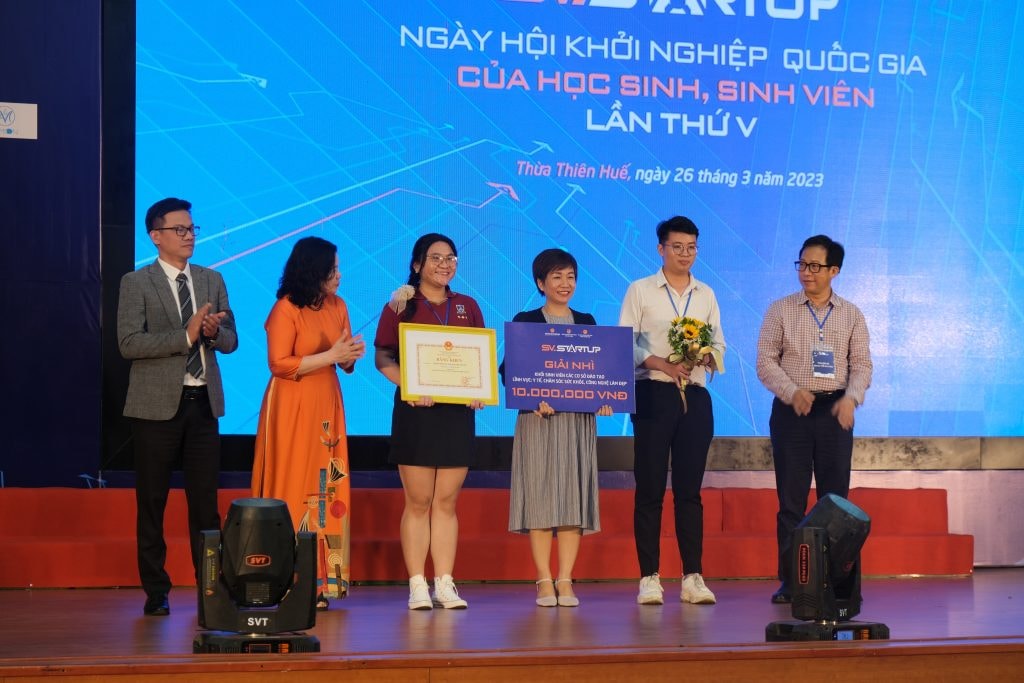 ThS. Nguyễn Thị Hoài Thương khoa Dược Trường Đại học Nguyễn Tất Thành cùng đội – Ứng dụng Vỏ cam sau khi lấy nước trong sản xuất tinh dầu, sáp thơm, xà phòng, mỹ phẩm và phân bón hữu cơ nhận giải nhì Lĩnh vực: y tế, chăm sóc sức khỏe, công nghệ làm đẹp