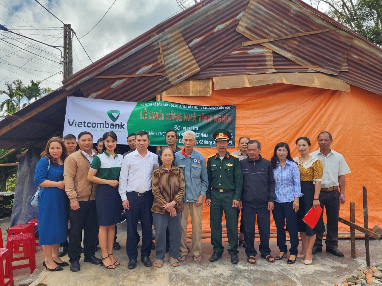 Việc trao tặng những ngôi nhà tình nghĩa cho những người nghèo, người có hoàn cảnh khó khăn trên khắp mọi miền đất nước đối với Vietcombank là việc làm thường xuyên, liên tục trong suốt mấy chục năm qua. Song đó cũng mới chỉ là một trong rất nhiều cách làm an sinh xã hội mà Vietcombank đang triển khai.